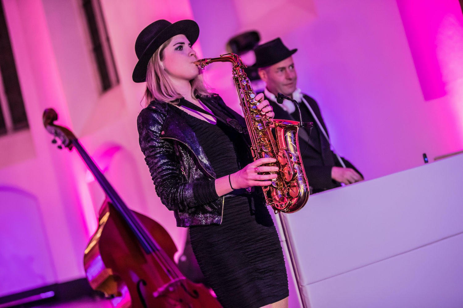 Lounge DJ met saxofoon Cece Noir optreden