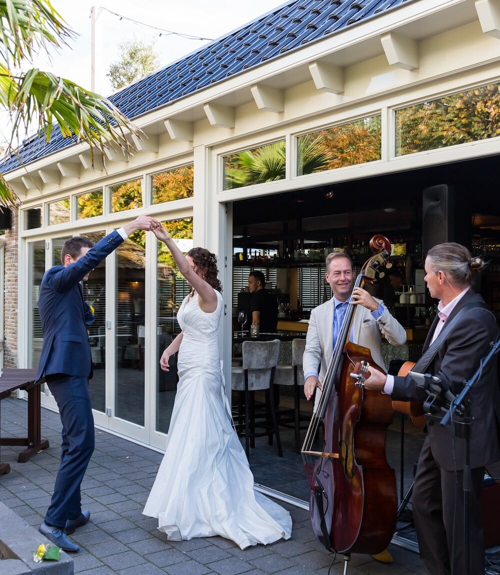 Akoestische band MAIS optreden buiten