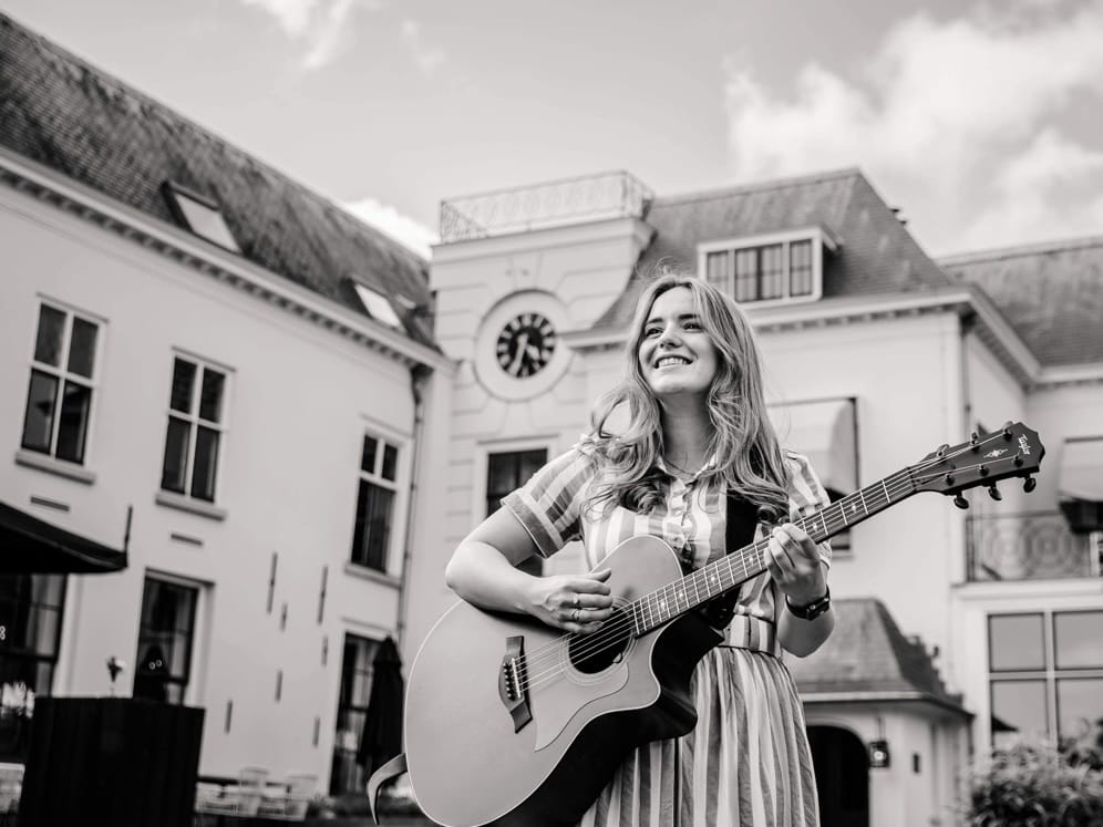 zangeres-gitariste, zangeres met gitaar