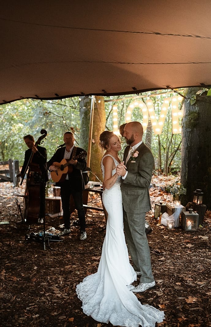 Band op bruiloft: akoestische live muziek tijdens een bruiloftsmoment