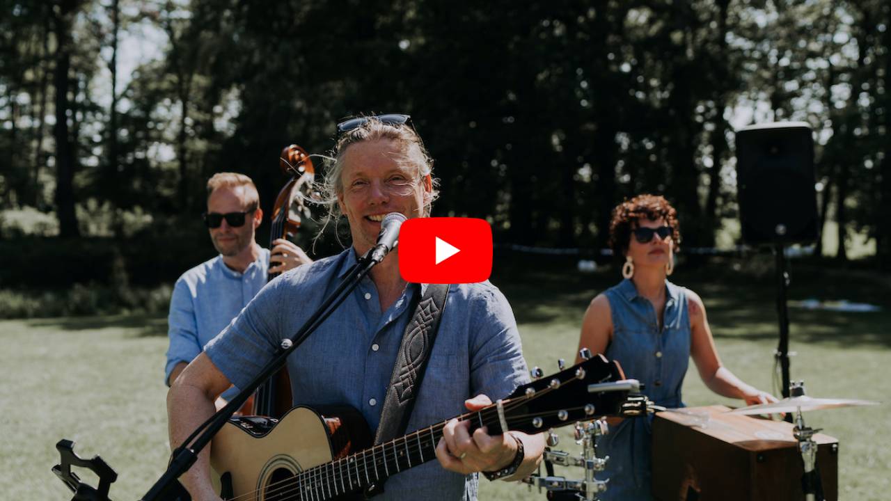 Akoestisch duo MAIS met zang, gitaar en contrabas – live muziek voor ceremonie, borrel en tuinfeest