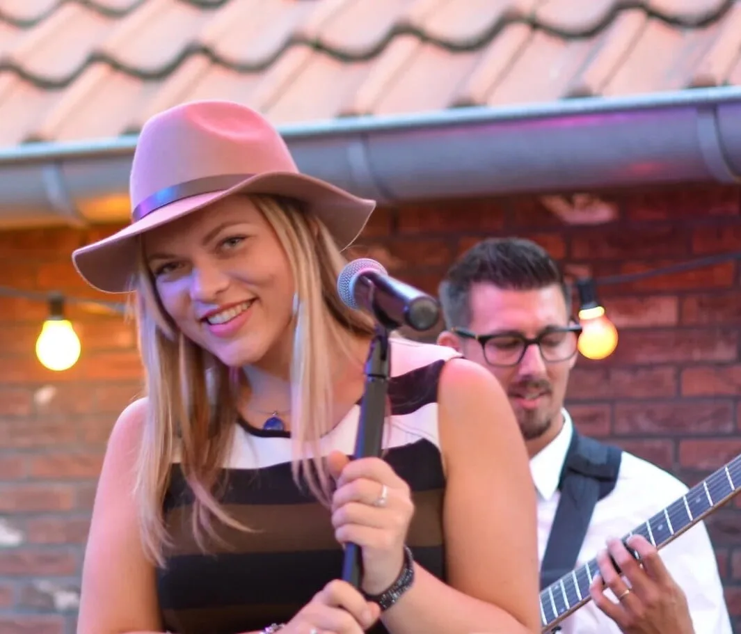Akoestisch trio Sofie op het podium